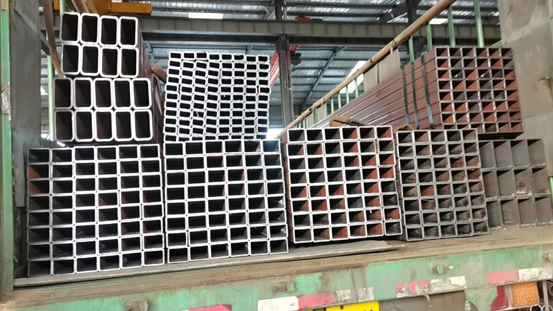 Rectangular tubes are shipped in large quantities