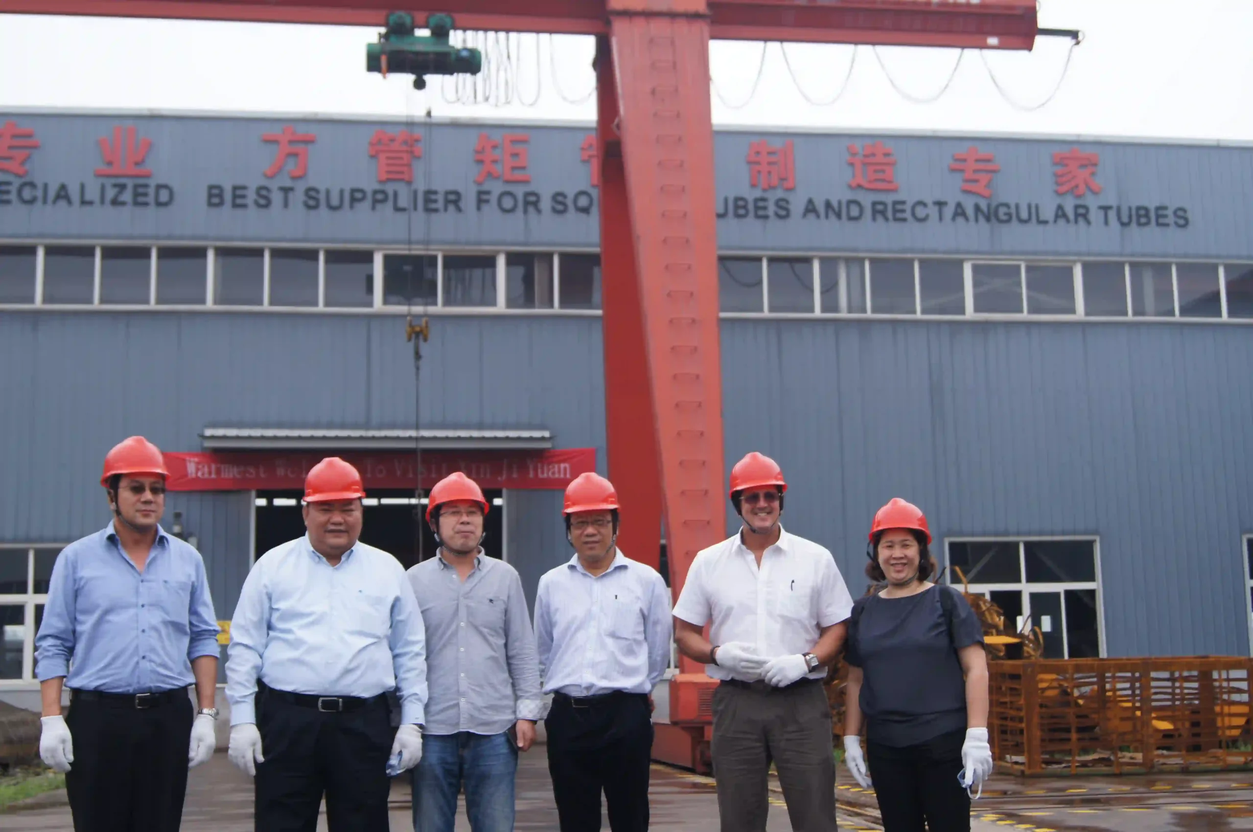 Group photo of international distributors and the SD XJY Steel sales team after a business meeting.
