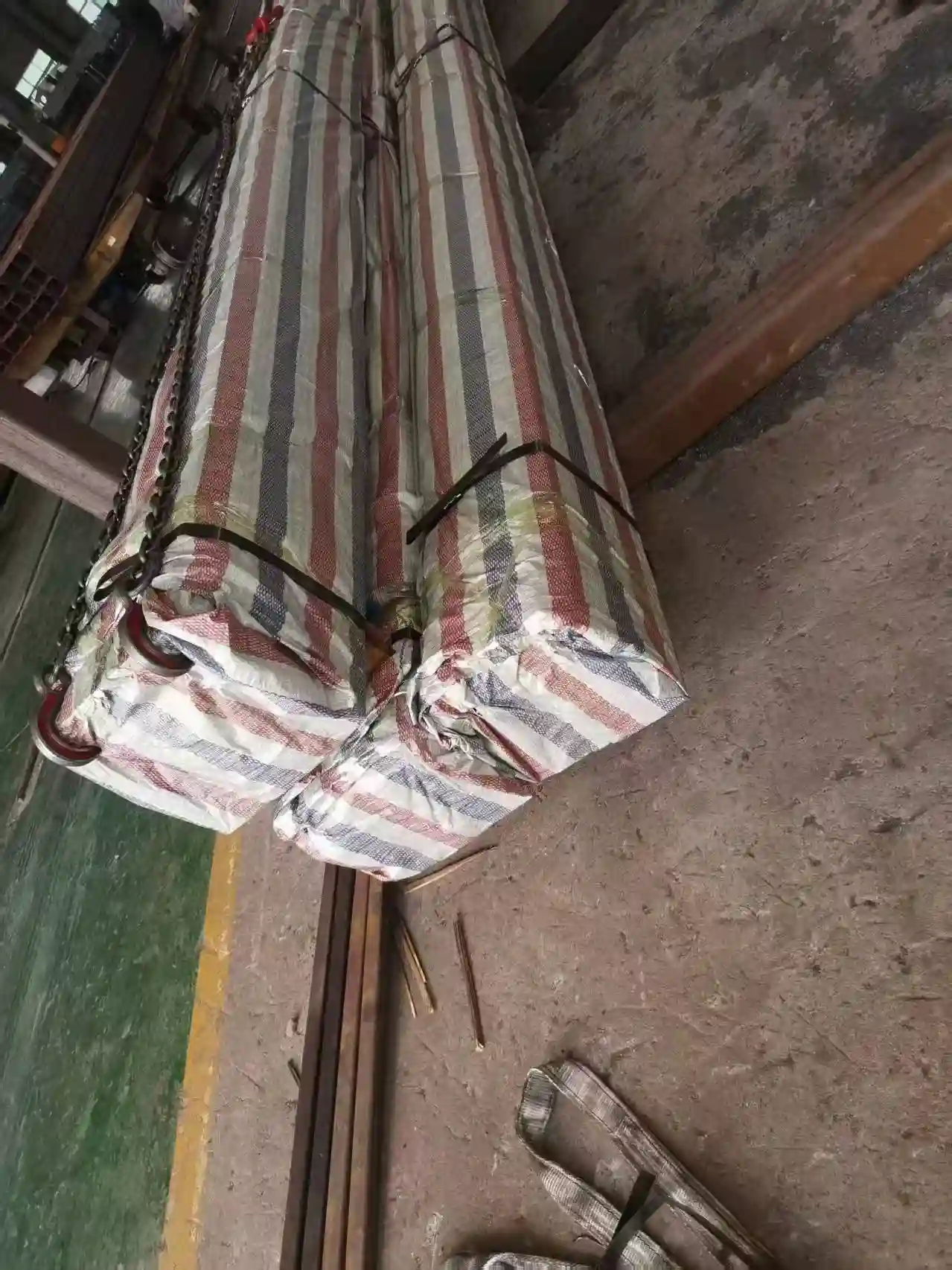 Export packing of steel tubes before container loading