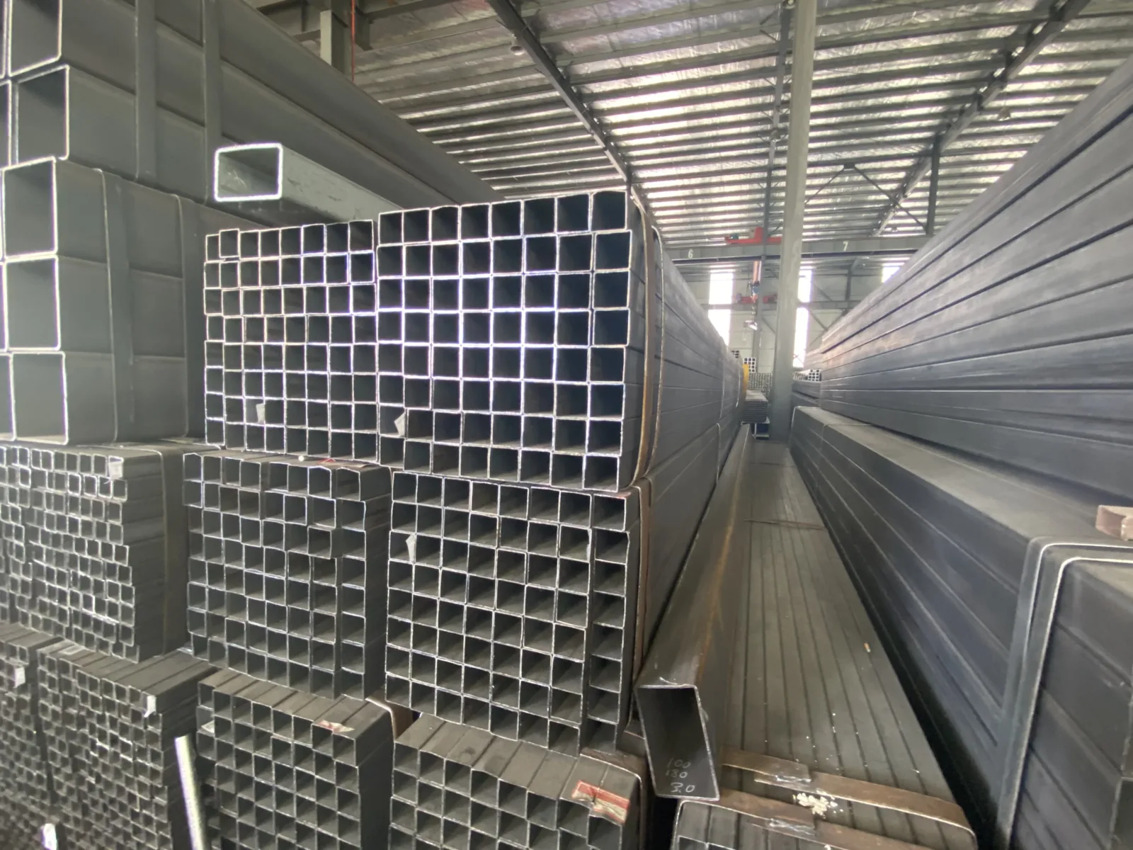 Q235 Black Rectangular Steel Tube 20x40-300x500mm EN10219 Factory Direct Supplier - Image 2