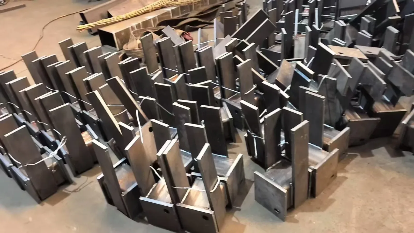 SS400 ASTM A36 Hot Rolled Steel Plate Custom Cut Drilled Factory Direct - Image 4